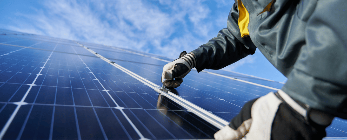 Zonnepanelen leggen met handschoenen Carefs Academy